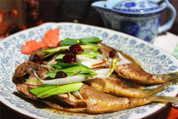 蒜燒小黃魚是哪個(gè)地方的菜，著名的魯菜對(duì)胃有好處