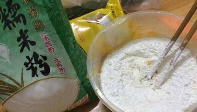 麻球?yàn)槭裁捶排荽蚍? src="http://m.wxdiebx.cn/uploads/allimg/200102/3-200102095333.jpg" /></p>
<p>
	<strong>　　不加泡打粉空心麻球的做法</strong></p>
<p>
	　　材料準(zhǔn)備：糯米粉、白芝麻、白砂糖</p>
<p style="text-align: center;">
	<img alt=